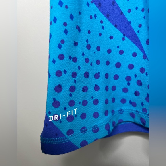 Like new* NIKE DRI-FIT sports athletic tank top. Shelf bra inside. Size Medium. - Picture 3 of 6